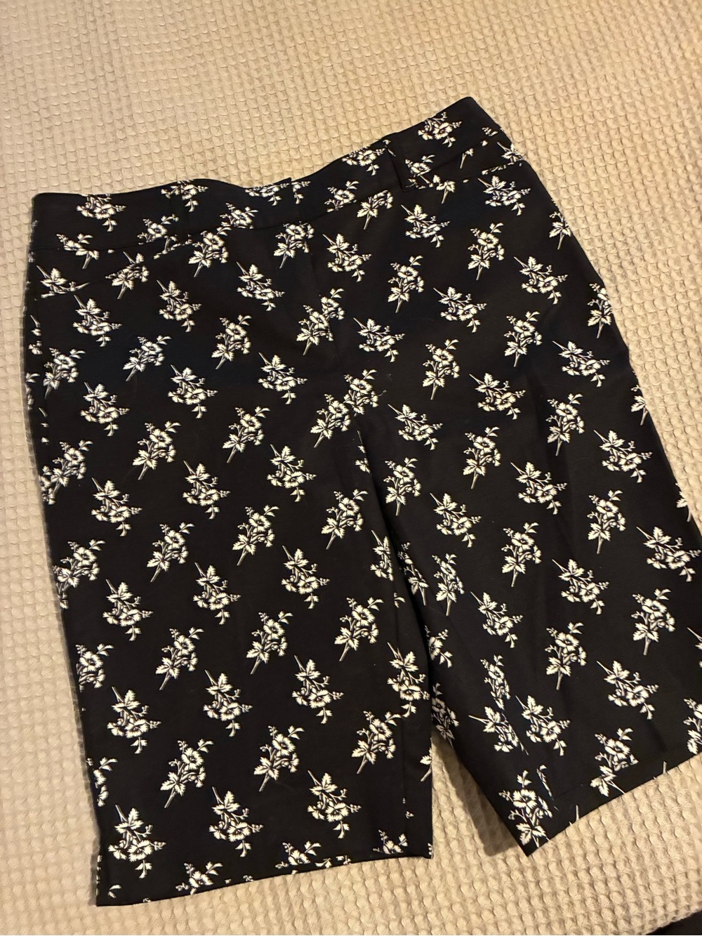NWT WH/BM Black Floral Knee-Length Bermuda Shorts, Size 4, Cotton spandex